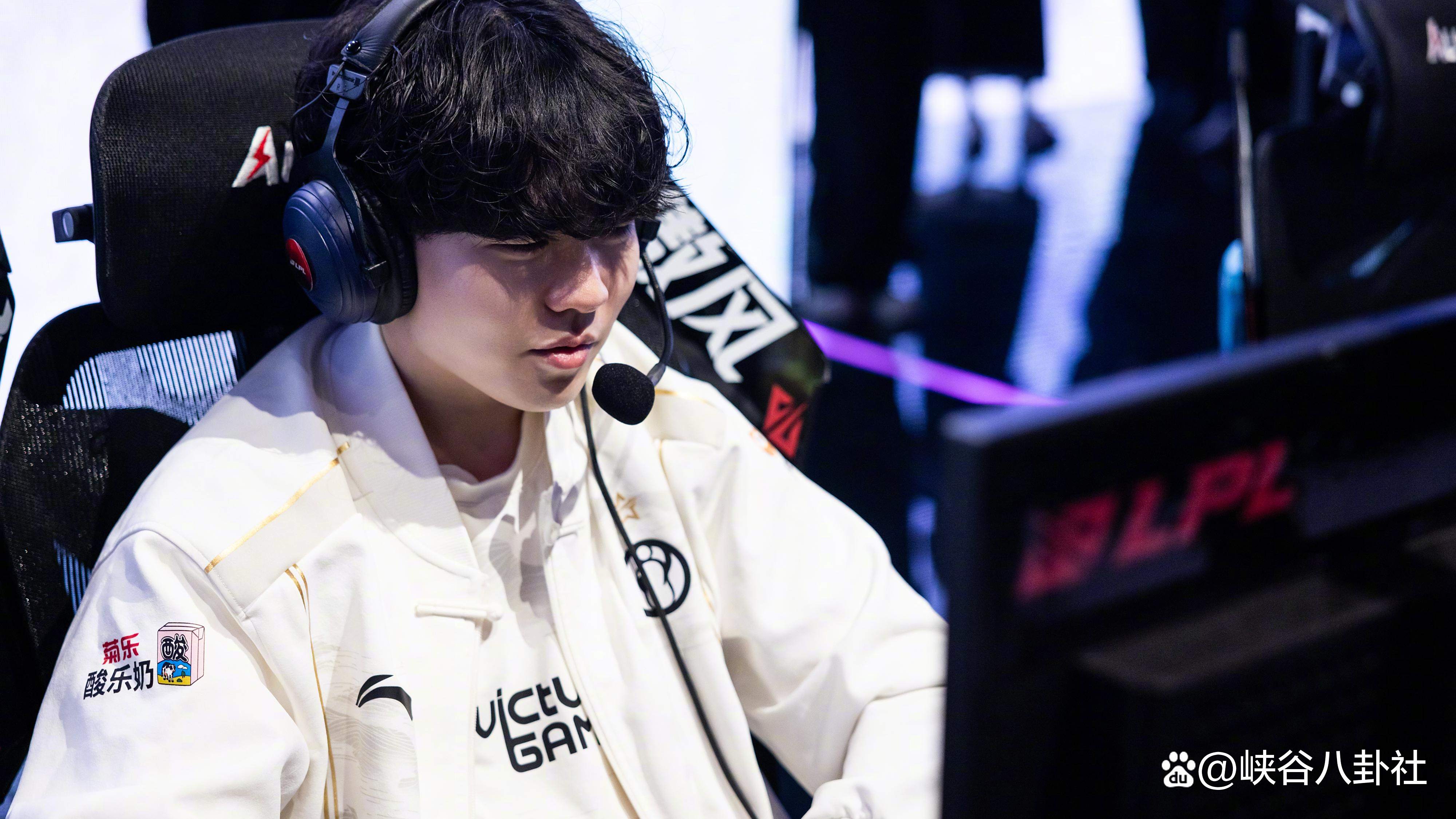 最受欢迎手游2025Rookie迎来三赛季出色发挥，FPX观众热烈欢呼！